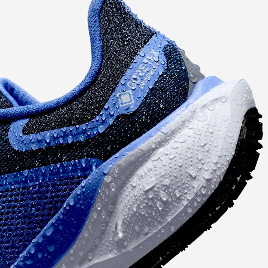 Cette image présente la Nike Air Zoom Pegasus 41 GORE-TEX, un modèle spécialement conçu pour le running sur route par temps humide ou hivernal