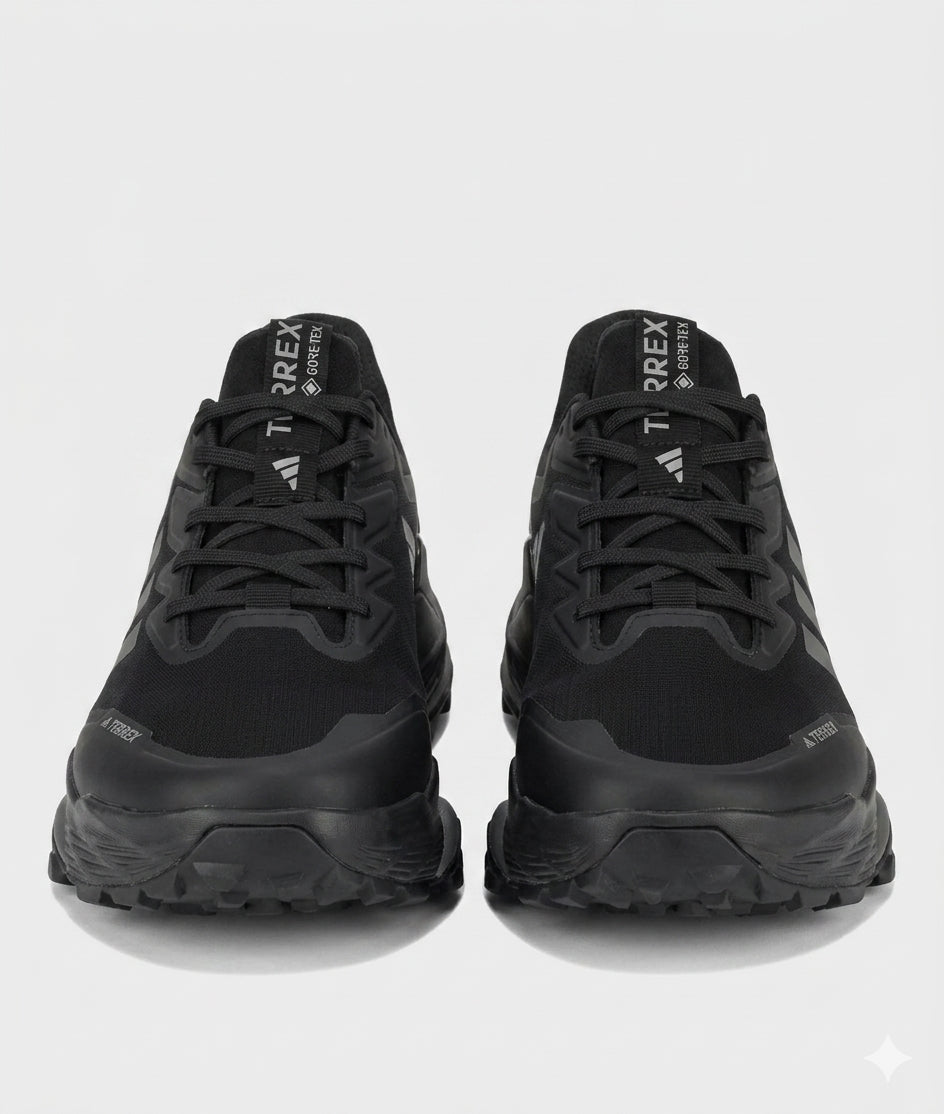 adidas Terrex Skychaser GORE-TEX, caractérisée par sa couleur noire avec les trois bandes blanches contrastées emblématiques et une membrane imperméable.