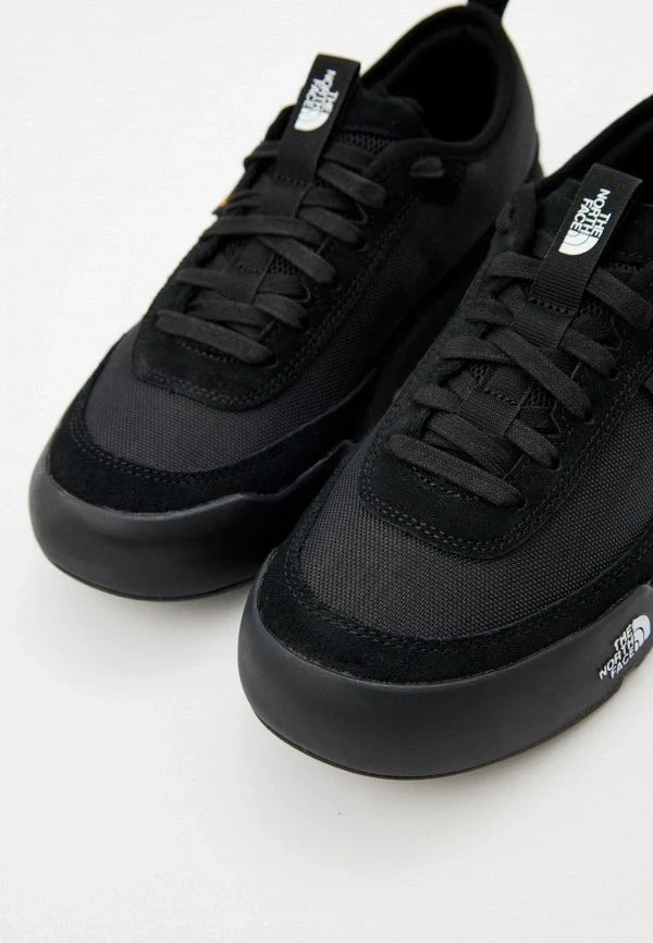 The North Face, proposé ici dans son coloris classique TNF Black /Conçue avec un tissu haut de gamme Cordura ultra-résistant aux abrasions et aux déchirures