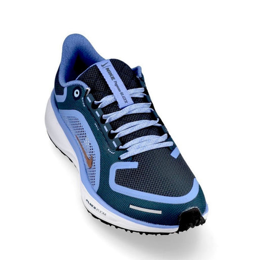 Cette image présente la Nike Air Zoom Pegasus 41 GORE-TEX, un modèle spécialement conçu pour le running sur route par temps humide ou hivernal