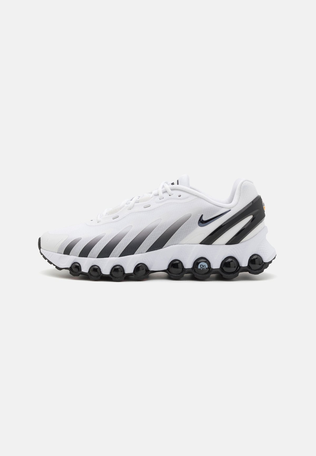Nike Air Max Dn8 dans son coloris classique "Panda" (Blanc / Noir)