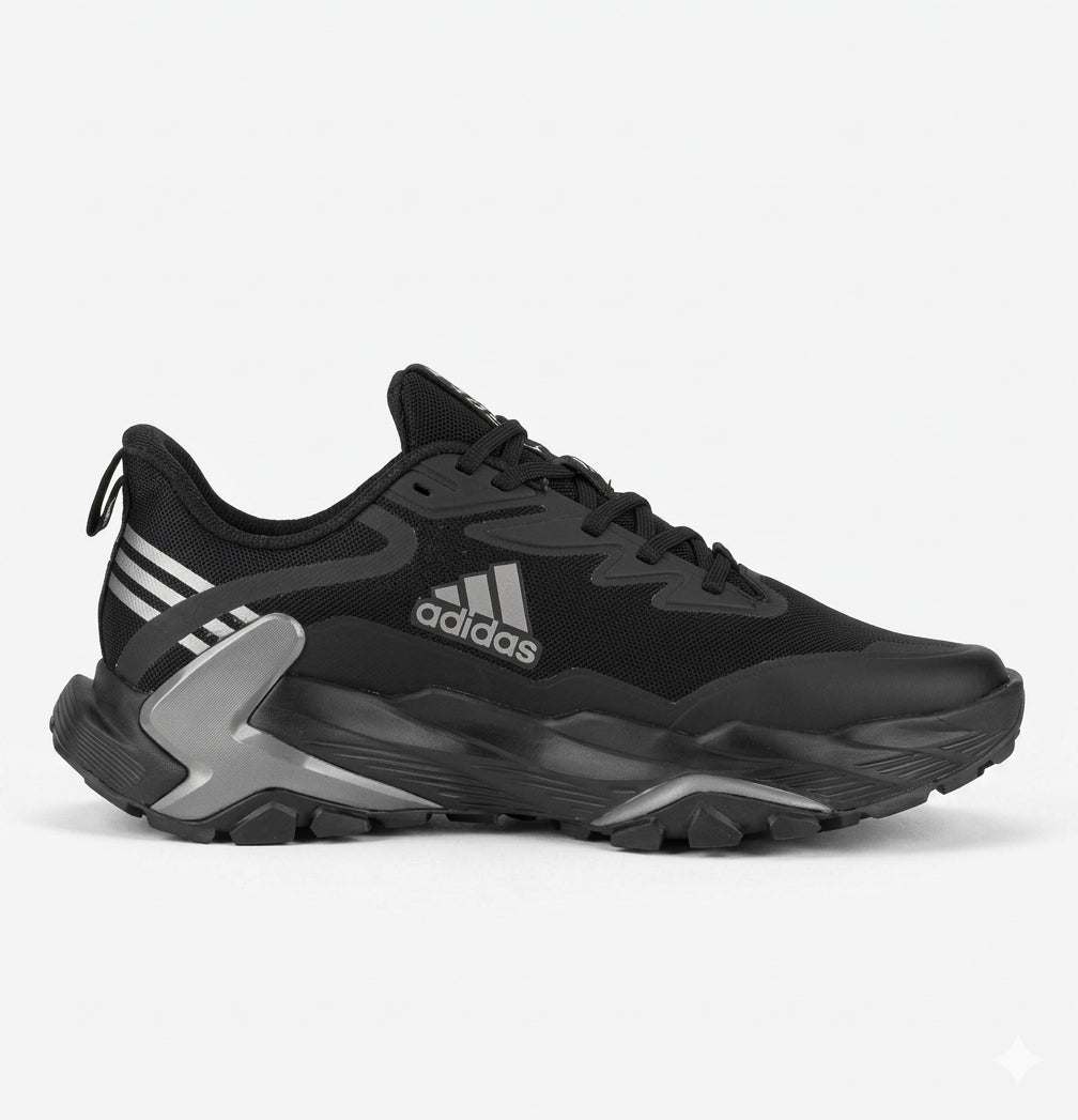 adidas Terrex Skychaser GORE-TEX, caractérisée par sa couleur noire avec les trois bandes blanches contrastées emblématiques et une membrane imperméable.