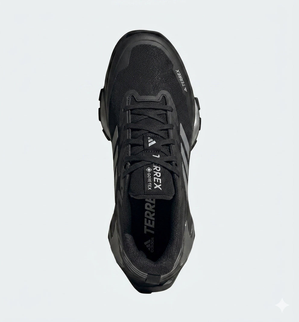 adidas Terrex Skychaser GORE-TEX, caractérisée par sa couleur noire avec les trois bandes blanches contrastées emblématiques et une membrane imperméable.
