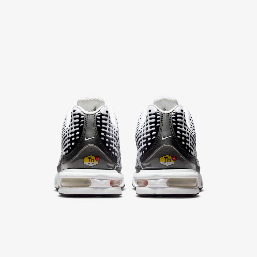 Nike Air Max Plus VII, repérables à leur motif de points noirs sur fond blanc