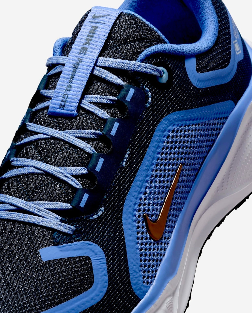 Cette image présente la Nike Air Zoom Pegasus 41 GORE-TEX, un modèle spécialement conçu pour le running sur route par temps humide ou hivernal