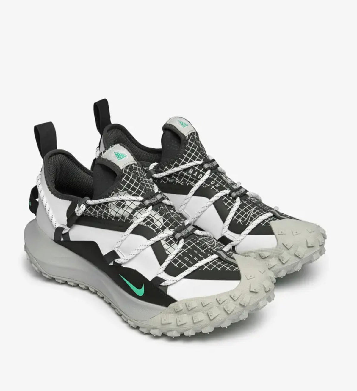 Nike ACG Mountain Fly Low SE dans son coloris « White Black / Anthracite / Grey Fog »