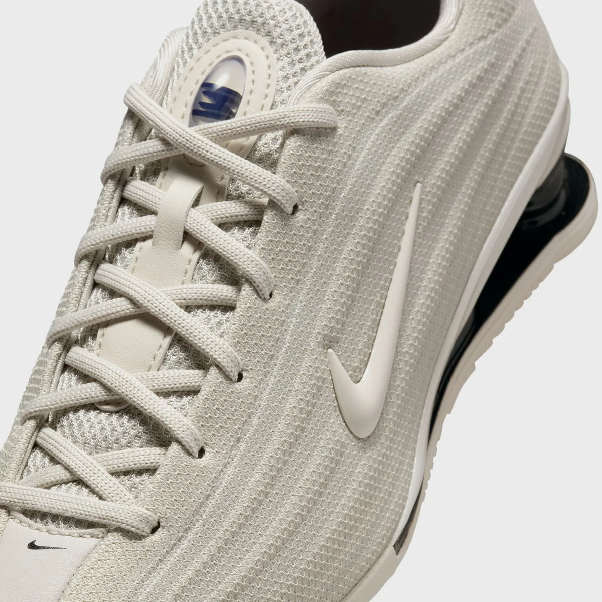 Nike Shox Z, ici présentée dans son coloris "Light Bone" / Beige