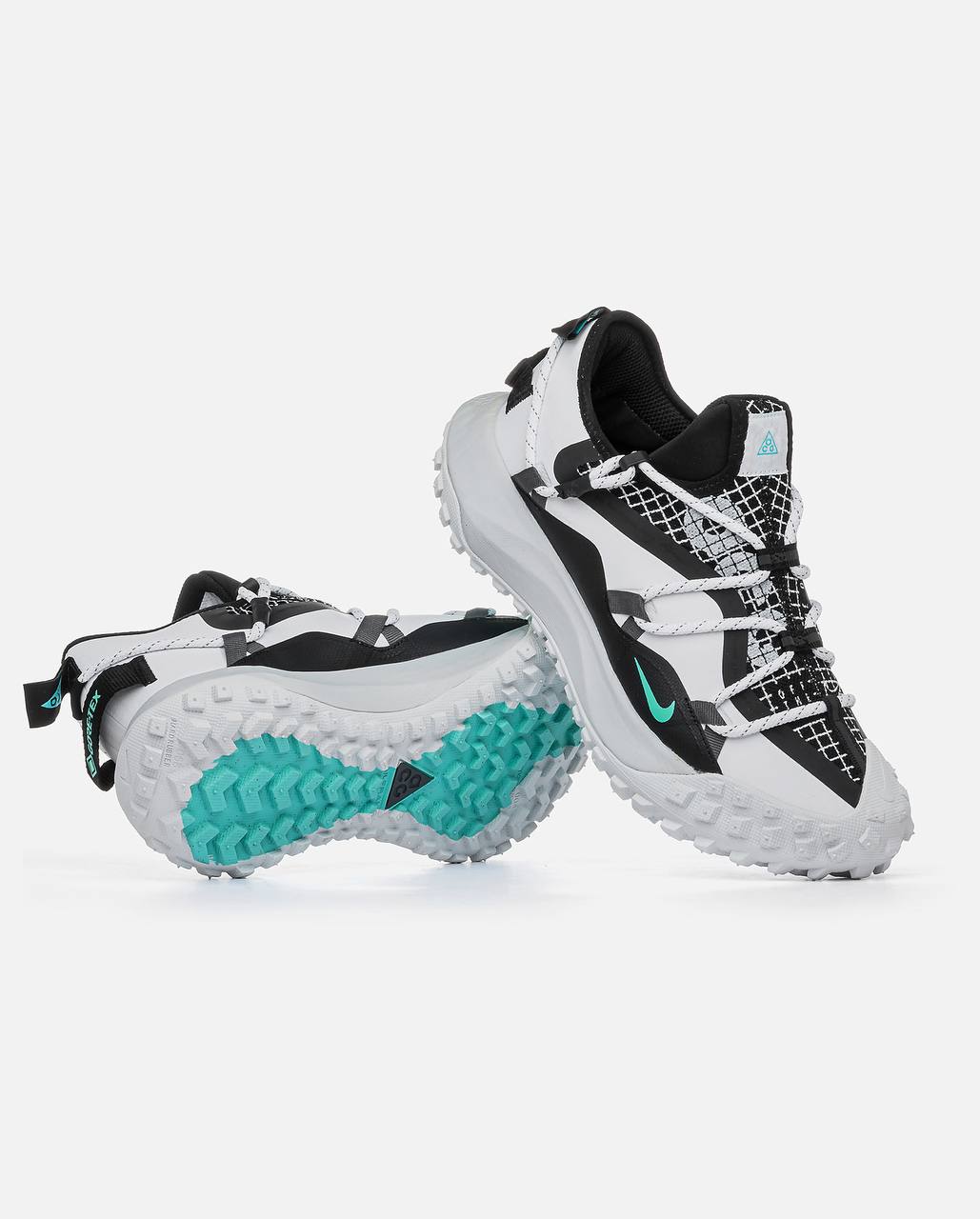 Nike ACG Mountain Fly Low SE dans son coloris « White Black / Anthracite / Grey Fog »