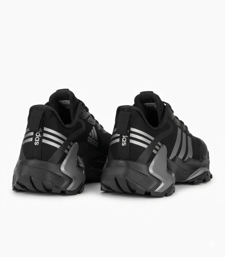adidas Terrex Skychaser GORE-TEX, caractérisée par sa couleur noire avec les trois bandes blanches contrastées emblématiques et une membrane imperméable.