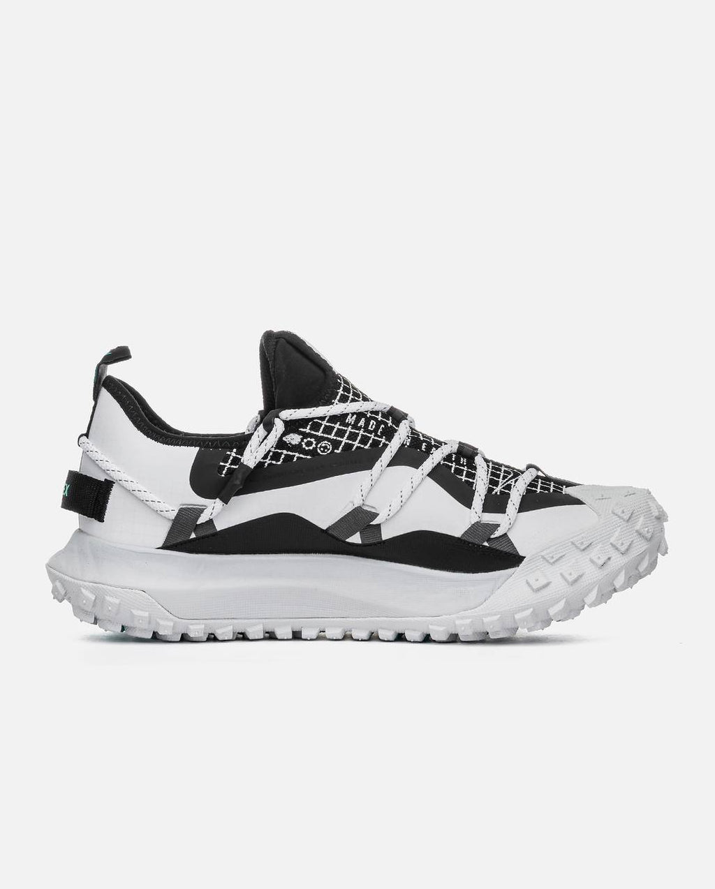 Nike ACG Mountain Fly Low SE dans son coloris « White Black / Anthracite / Grey Fog »