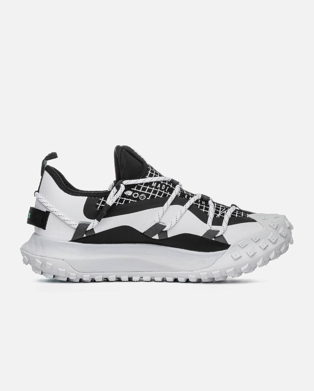 Nike ACG Mountain Fly Low SE dans son coloris « White Black / Anthracite / Grey Fog »