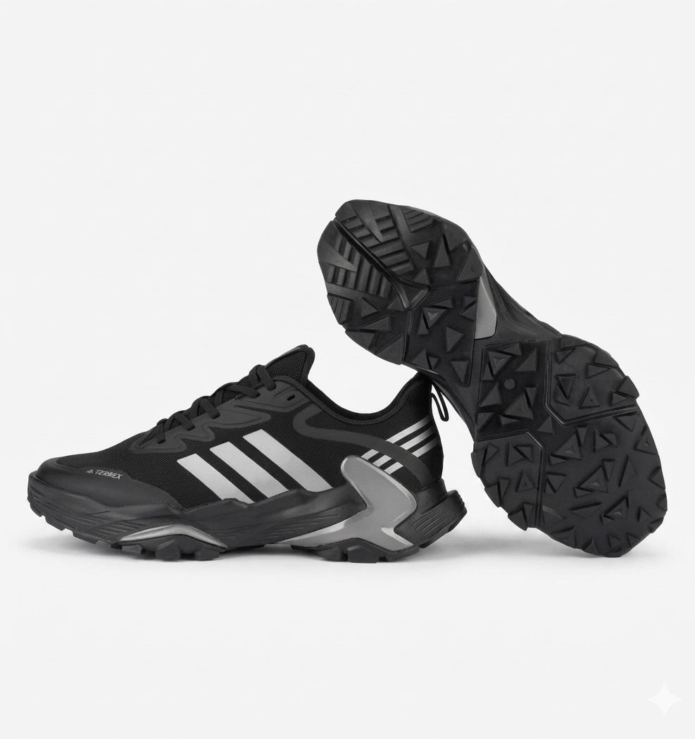 adidas Terrex Skychaser GORE-TEX, caractérisée par sa couleur noire avec les trois bandes blanches contrastées emblématiques et une membrane imperméable.