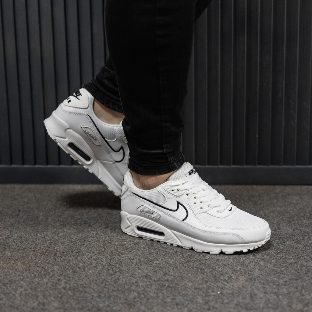 Nike Air Max 90 dans le coloris White / Black Outlined Swoosh