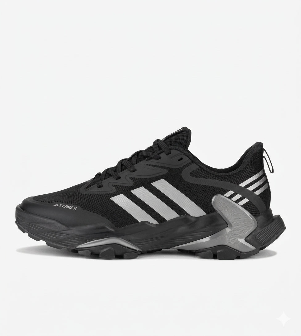 adidas Terrex Skychaser GORE-TEX, caractérisée par sa couleur noire avec les trois bandes blanches contrastées emblématiques et une membrane imperméable.