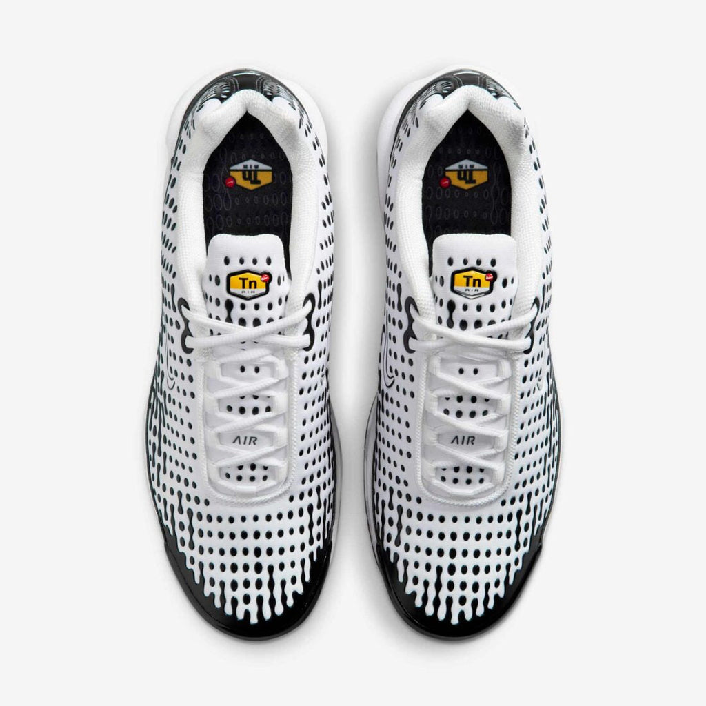 Nike Air Max Plus VII, repérables à leur motif de points noirs sur fond blanc