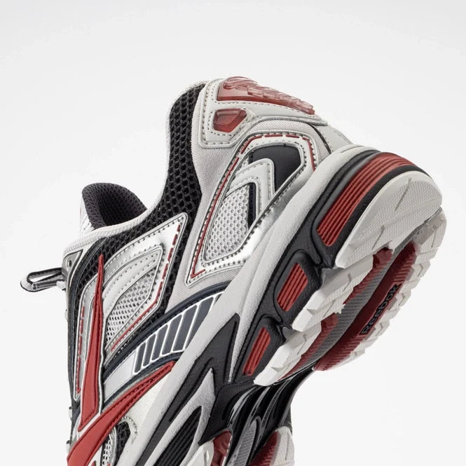 Reebok Premier Road Ultra "Red Metallic" (parfois issues de la ligne haut de gamme Reebok LTD ou de collaborations spécifiques).