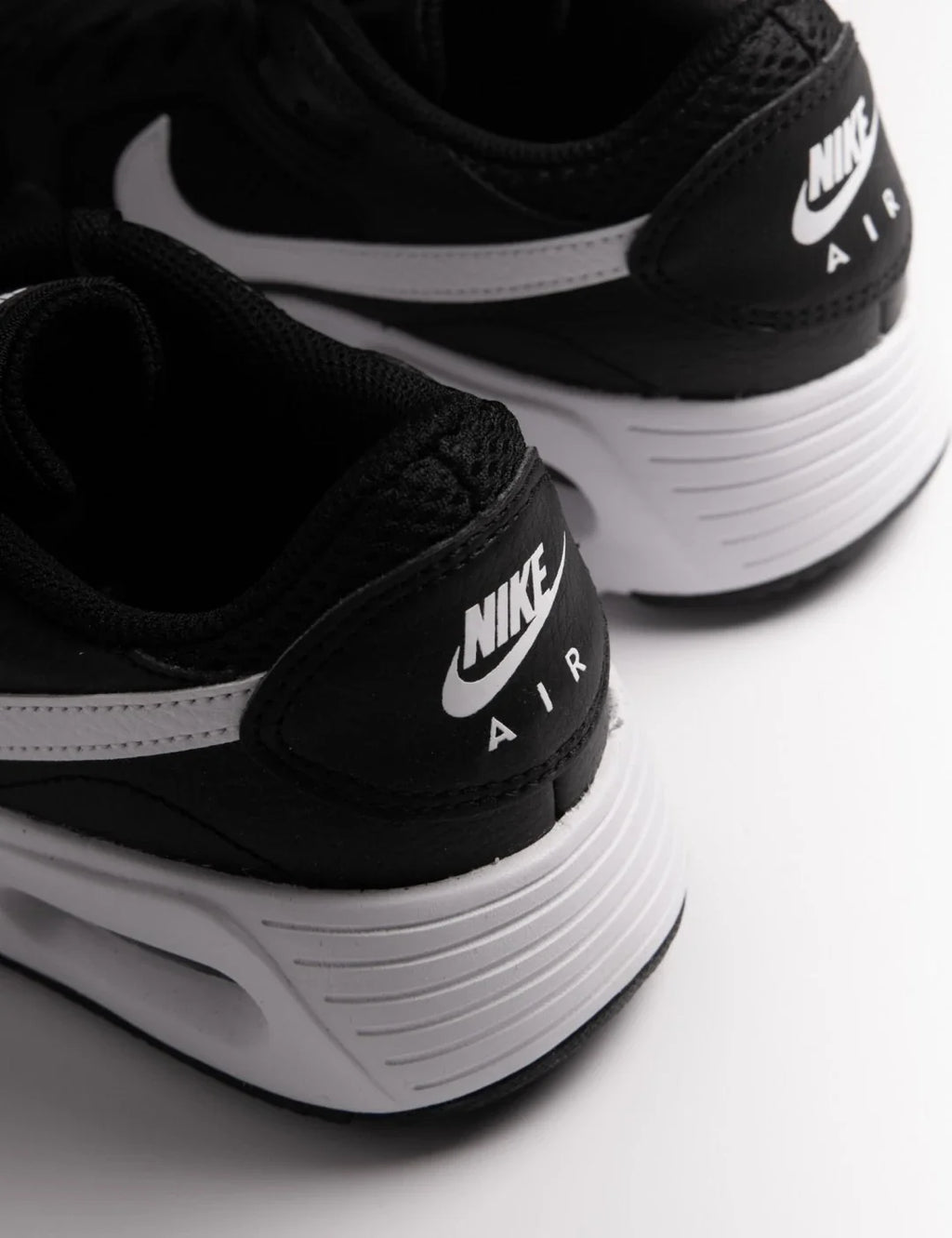 Nike Air Max SC dans le coloris classique noir et blanc.