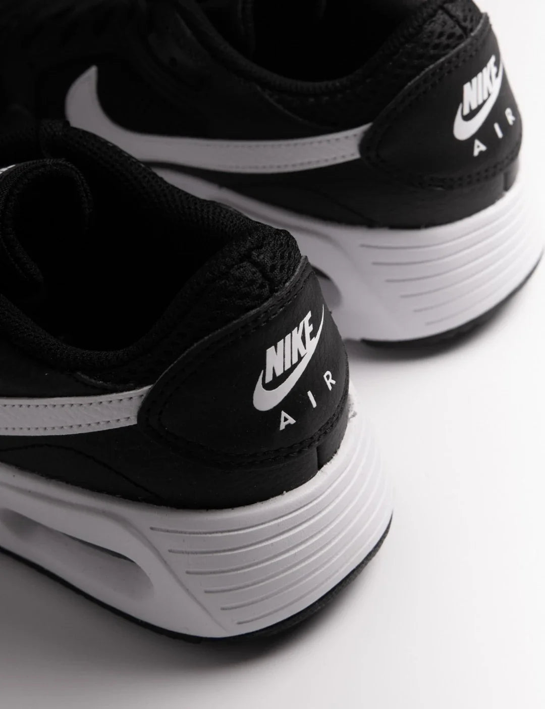 Nike Air Max SC dans le coloris classique noir et blanc.