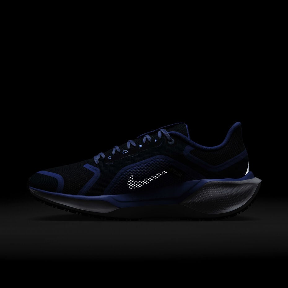 Cette image présente la Nike Air Zoom Pegasus 41 GORE-TEX, un modèle spécialement conçu pour le running sur route par temps humide ou hivernal