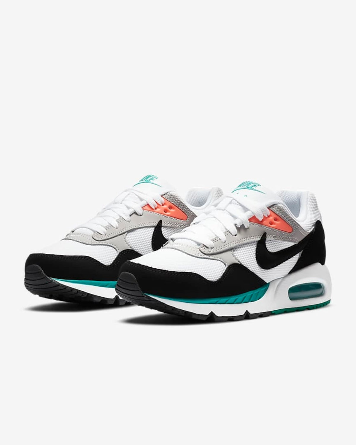Nike Air Max Correlate arborent un coloris blanc avec des accents noirs et verts