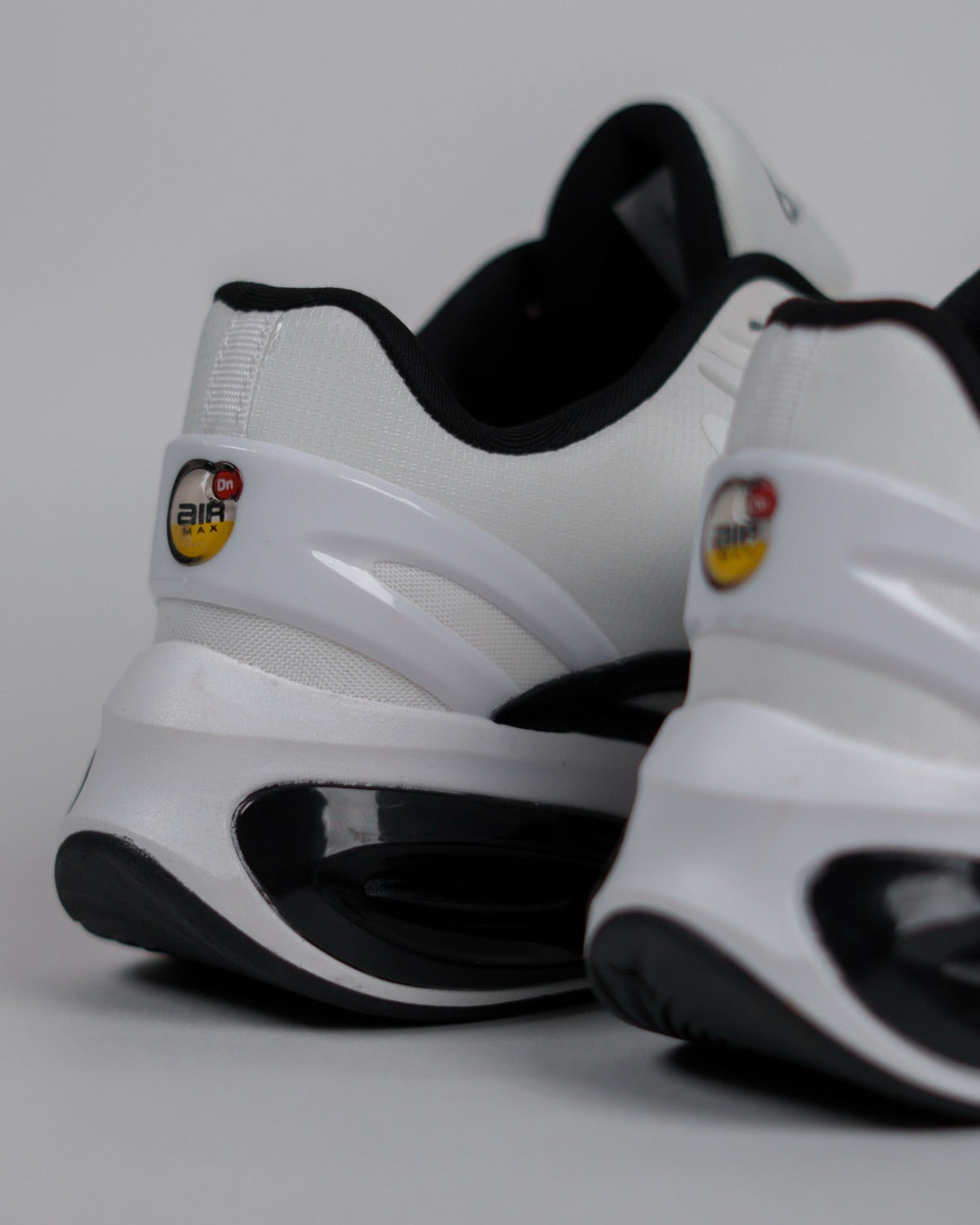 Nike Air Max Dn8, affichant un coloris épuré blanc et noir